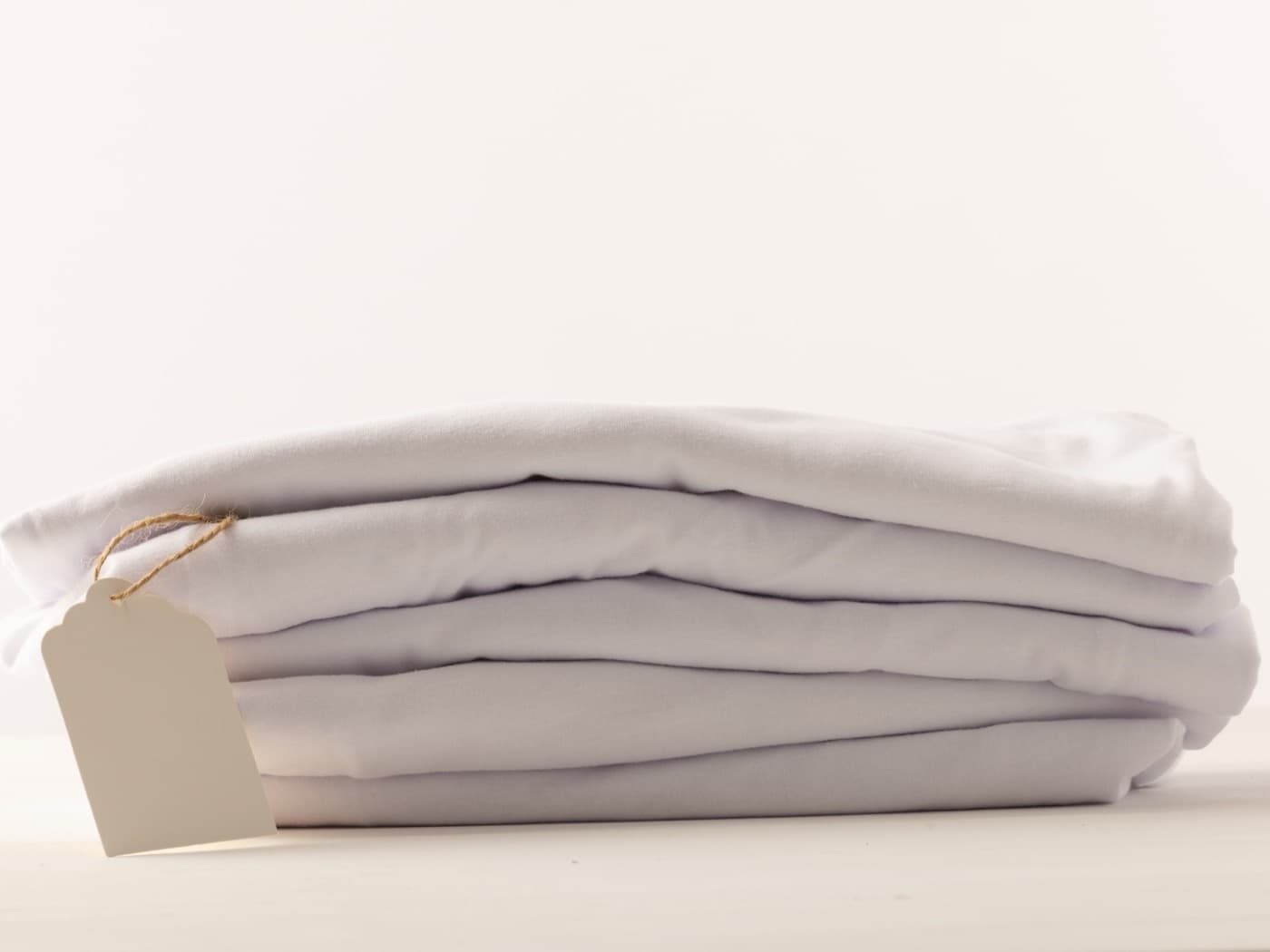 Lote de ropa blanca limpia, plegada y etiquetada, listo para la entrega